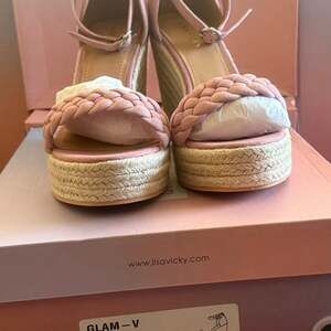 Lisa Vicky Pink Wedges
